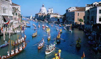 VCE: Regata Storica - The Grand Canal's Time-Traveling Boat Race