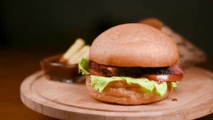 Hamburgers in First Class: The Rise of Gourmet In-Flight Fast Food